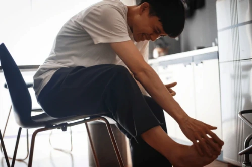 痛風で足が痛い男性